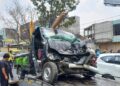 Gakkum Satlantas Polrestabes melakukan evakuasi pickup yang terlibat tabrakan beruntun di Jalan BKR Kota Bandung