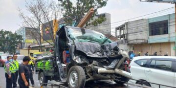 Gakkum Satlantas Polrestabes melakukan evakuasi pickup yang terlibat tabrakan beruntun di Jalan BKR Kota Bandung
