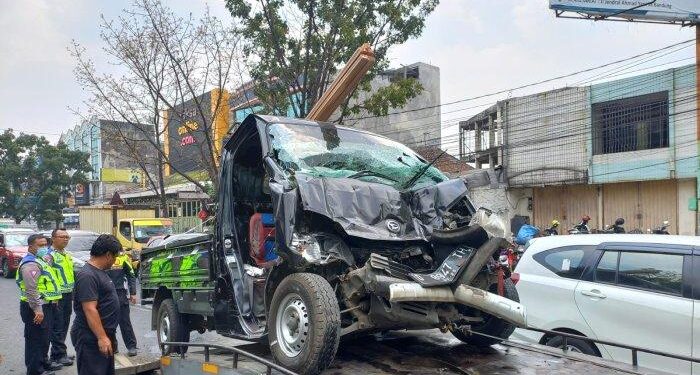 Gakkum Satlantas Polrestabes melakukan evakuasi pickup yang terlibat tabrakan beruntun di Jalan BKR Kota Bandung