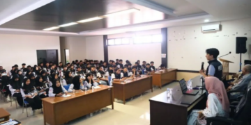 Sekretaris Diskominfo Kabupaten Garut menerima kunjungan industri dari SMK Aulia Bogor di Garut, Jawa Barat