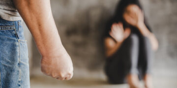 Seorang Ayah menyiksa anak perempuannya yang masih berusia enam tahun dengan cara diinjak pada bagian wajah