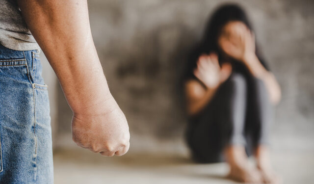 Seorang Ayah menyiksa anak perempuannya yang masih berusia enam tahun dengan cara diinjak pada bagian wajah