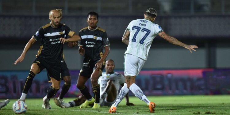 Ciro Alves Dua Kali Bobol Gawang Dewa United Di Babak Pertama