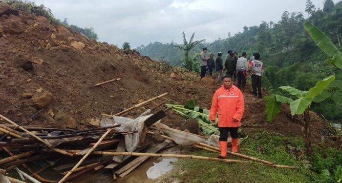 2 Warga Bandung Barat Tertimbun Longsor saat Membereskan Sayuran, Satu Orang Meninggal Dunia