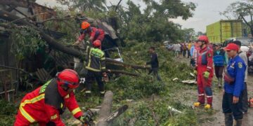 Dampak Puting Beliung Jalan Raya Bandung-Garut Terhenti