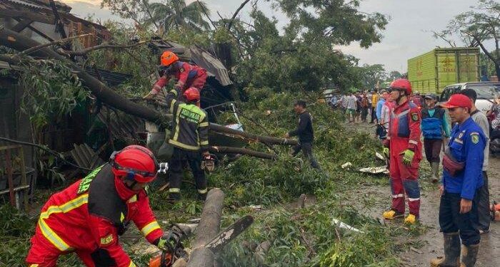 Dampak Puting Beliung Jalan Raya Bandung-Garut Terhenti