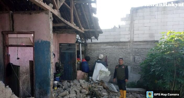 Dampak Gempa Garut Magnitudo 6,5, Sebuah Rumah di Desa Jambudipa KBB Rusak Parah Hingga Pemilik Alami Trauma