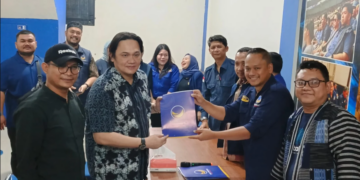 Farhat Abbas saat menerima formulir pendaftaran penjaringan Bacawalkot Bogor dari Ketua DPD Partai Nasdem Kota Bogor Benninu Argoebie