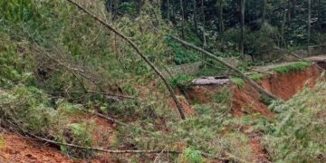 Ruas Jalan Penghubung Bandung Barat-Cianjur Jawa Barat Rusak Diterjang Longsor Setelah Hujan Deras
