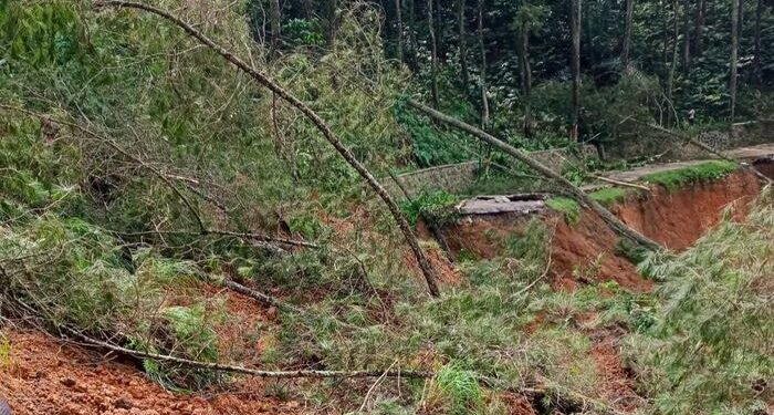 Ruas Jalan Penghubung Bandung Barat-Cianjur Jawa Barat Rusak Diterjang Longsor Setelah Hujan Deras