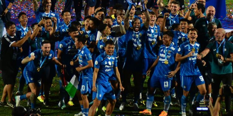 PERSIB Class Of Champion 2023/2024 Wariskan Jersey Bersejarah