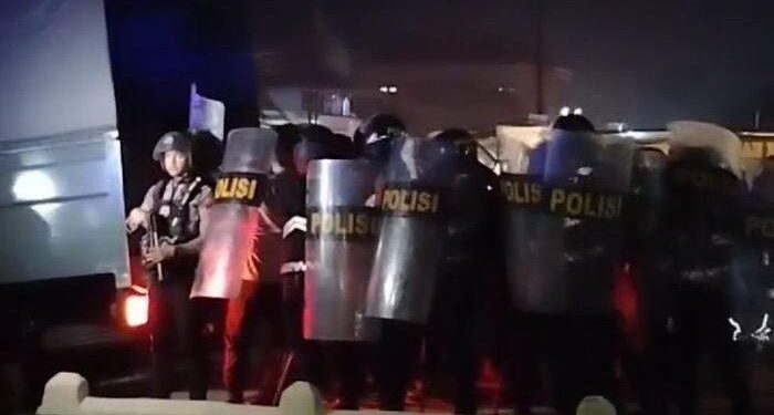 Polisi Lakukan Aksi Dramatis Saat Evakuasi Remaja dari Amukan Massa di Indramayu, Lepaskan Tembakan