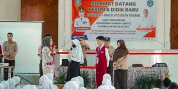 Hari Pertama Masuk Sekolah, Bupati Nina Agustina Berikan Motivasi Semangat Belajar