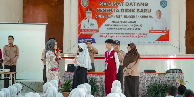 Hari Pertama Masuk Sekolah, Bupati Nina Agustina Berikan Motivasi Semangat Belajar