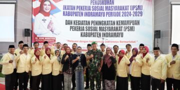 Kukuhkan Pekerja Sosial Masyarakat, Bupati Nina Agustina: Hapuskan Kemiskinan Ekstrem di Indramayu!