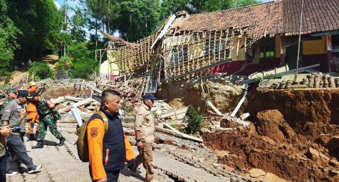 Sulitnya Relokasi SD Terdampak Longsor di Bandung Barat, Puluhan Siswa Ikut MPLS di Lapangan