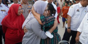 Puluhan Tahun Tak Tersentuh Pembangunan, Kini Warga Sumringah Jalannya Dibeton Bupati Nina Agustina