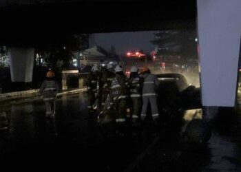 Mobil Sedan Bawa 4 Penumpang Terbakar di Viaduct, Kobaran Api Sempat Menyambar Angkot