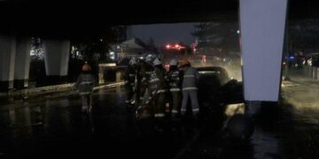Mobil Sedan Bawa 4 Penumpang Terbakar di Viaduct, Kobaran Api Sempat Menyambar Angkot