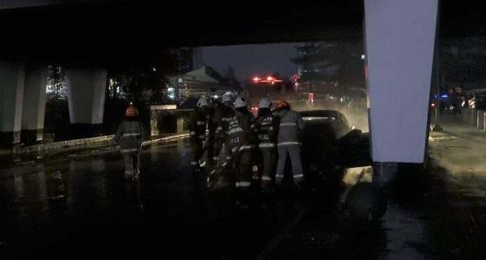 Mobil Sedan Bawa 4 Penumpang Terbakar di Viaduct, Kobaran Api Sempat Menyambar Angkot