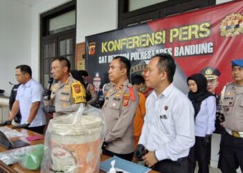 Bayi yang Ditemukan di Ember Cat di Panyileukan Bandung Ternyata Dibunuh Orangtua Angkat