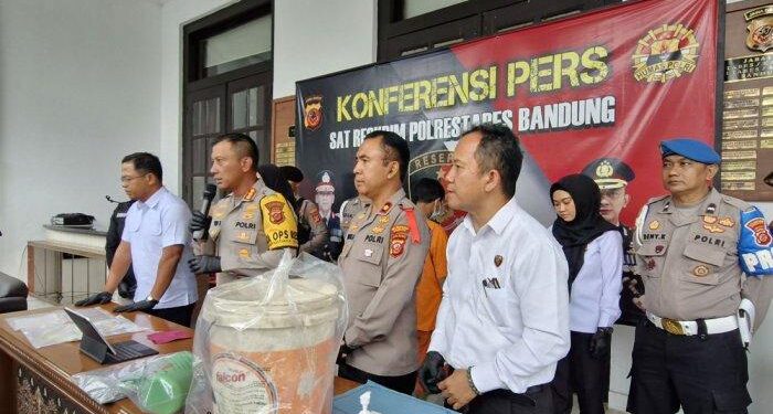 Bayi yang Ditemukan di Ember Cat di Panyileukan Bandung Ternyata Dibunuh Orangtua Angkat