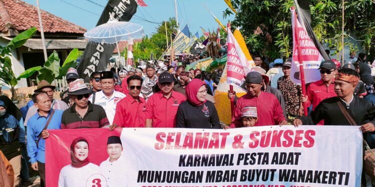 NINA DISAMBUT RIBUAN WARGA DUKUNG UNJUNGAN DESA MUNTUR (NINA – TOBRONI KOMITMEN JAGA BUDAYA LOKAL INDRAMAYU