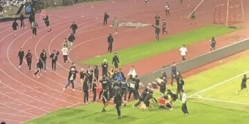 Kerusuhan Terjadi Usai Laga Persib Bandung vs Persija Jakarta, Suporter Turun ke Lapangan