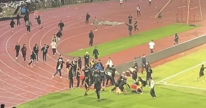 Kerusuhan Terjadi Usai Laga Persib Bandung vs Persija Jakarta, Suporter Turun ke Lapangan