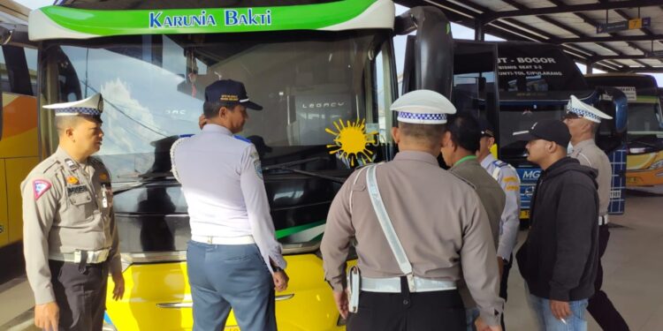Satlantas Polres Garut Gelar Ramchek Kendaraan Umum di Terminal Guntur