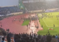 Kerusuhan Terjadi Usai Laga Persib Bandung vs Persija Jakarta, Suporter Turun ke Lapangan