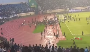 Kerusuhan Terjadi Usai Laga Persib Bandung vs Persija Jakarta, Suporter Turun ke Lapangan