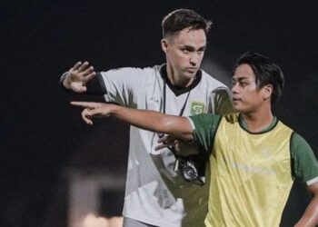Persib Bandung vs Persebaya Paul Munster Risau Kepala Malik Risaldi Diperban Saat Perkuat Timnas