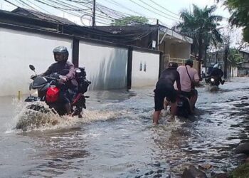 Akses Jalan Cisirung-Palasari Dayeuhkolot Bandung Terendam Ketinggian Sebetis Orang Dewasa