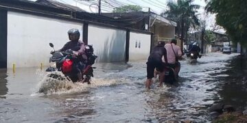 Akses Jalan Cisirung-Palasari Dayeuhkolot Bandung Terendam Ketinggian Sebetis Orang Dewasa