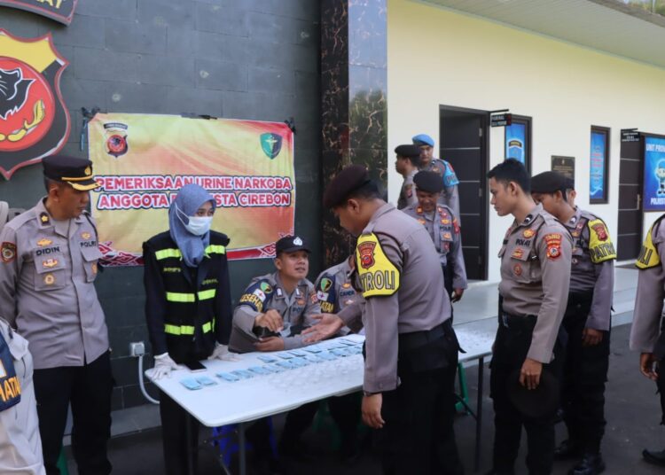 Ratusan Personel Polresta Cirebon Jalani Tes Urine