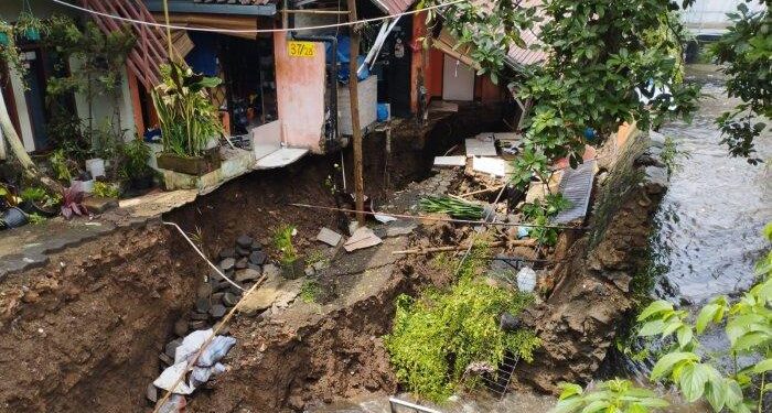 Update Longsor Kirmir di Kota Bandung, 16 KK Sudah Dievakuasi dan Diungsikan ke Tempat Aman