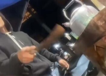 Viral, Aksi Preman Todongkan Golok Paksa Pedagang Gorengan Ikhlas Dipalak Rp 10 Ribu: “Ikhlas Gak!”