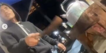 Viral, Aksi Preman Todongkan Golok Paksa Pedagang Gorengan Ikhlas Dipalak Rp 10 Ribu: “Ikhlas Gak!”