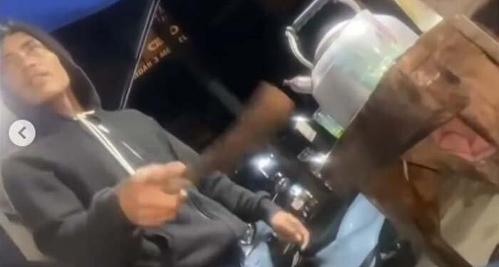 Viral, Aksi Preman Todongkan Golok Paksa Pedagang Gorengan Ikhlas Dipalak Rp 10 Ribu: “Ikhlas Gak!”