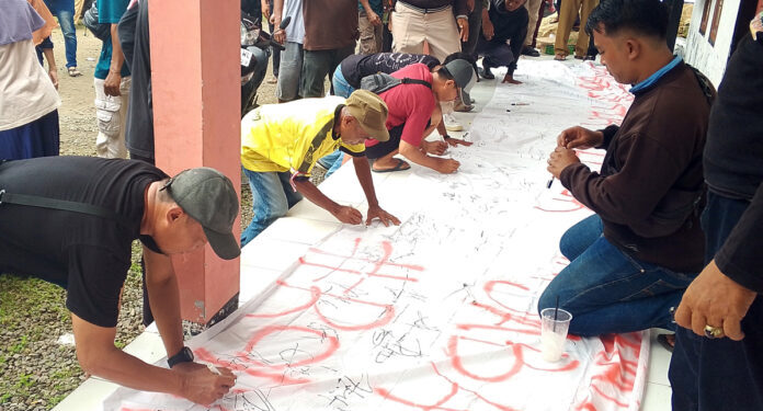 Warga Geruduk Kantor Desa Sindangjaya Pangandaran, Tuntut Kades Mundur
