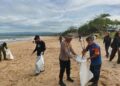 Polsek Cikelet Bersama Relawan Bersihkan Sampah Pantai Santolo Garut