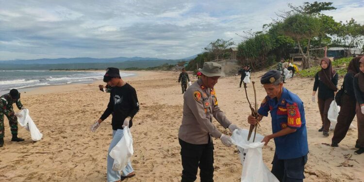 Polsek Cikelet Bersama Relawan Bersihkan Sampah Pantai Santolo Garut