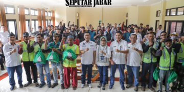 Bupati Bandung Bagikan Paket Sembako ke 11 Ribu Opang dan Petugas Kebersihan