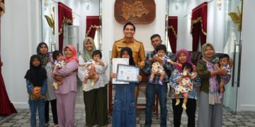 Bupati Lucky Hakim Berikan Apresiasi kepada Ibu Melahirkan Bayi Kembar Lima di Indramayu