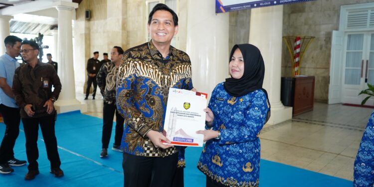 Serahkan SK Pengangkatan 214 Kepala Sekolah, Lucky Hakim: Tingkatkan Kualitas Pendidikan di Indramayu