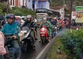 Arus Lalu Lintas Padat di Jalur Ciwidey-Rancabali Kabupaten Bandung
