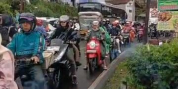 Arus Lalu Lintas Padat di Jalur Ciwidey-Rancabali Kabupaten Bandung