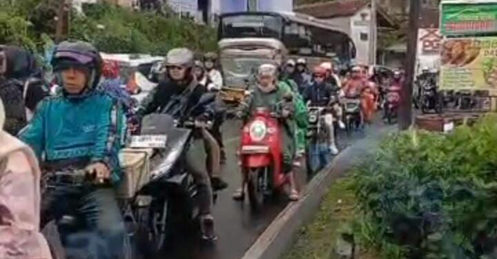 Arus Lalu Lintas Padat di Jalur Ciwidey-Rancabali Kabupaten Bandung