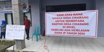 Diduga Tidak Transparan Kantor Desa Cikarang Disegel Warga